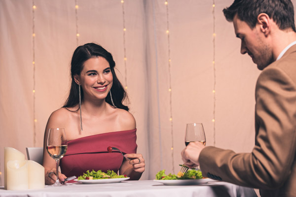 Casal jantando em festa de casamento