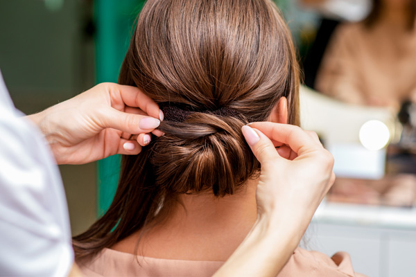 Noiva fazendo teste de penteado no salão