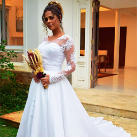 Vestido de noiva com manga longa em renda bordada com pedraria