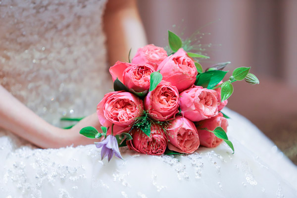 Buquê de noiva feito com rosas e peônias