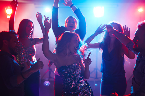 Convidados dançando na festa de casamento