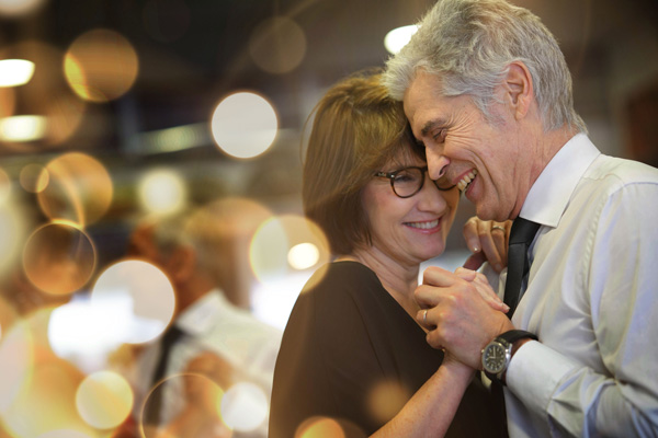 Casal dançando em festa de bodas de prata