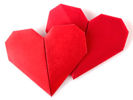 Dois corações de origami para bodas de papel