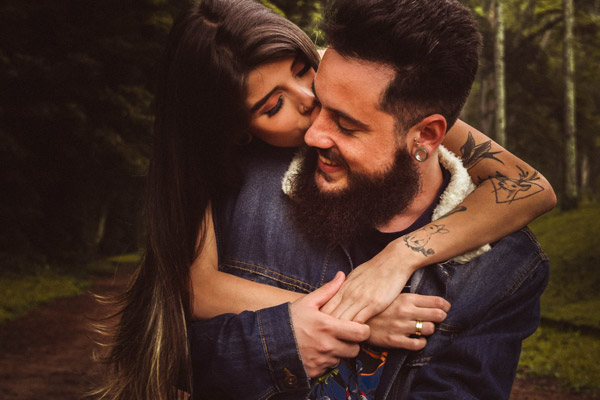 Casal de namorados se abraçando