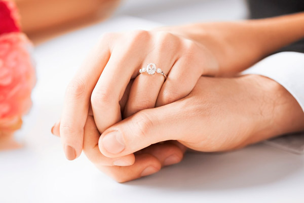 Como usar anel e aliança de noivado
