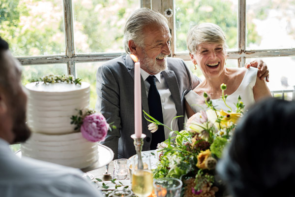 Casal em festa de bodas de ouro