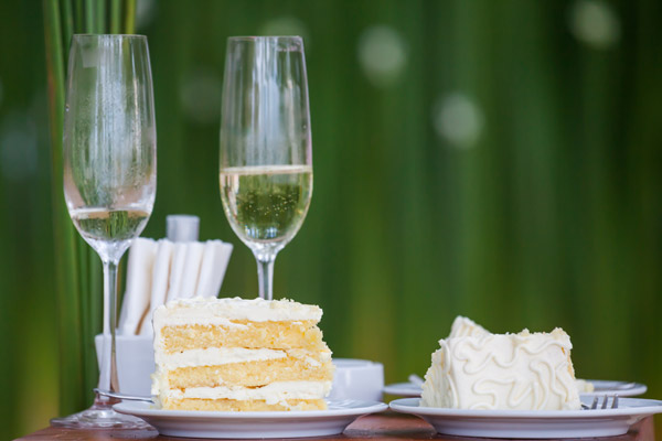 Bolo e champanhe em festa de casamento