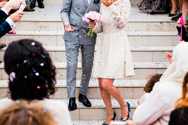 Casamento de manhã: vestido de noiva curto,  com mangas longas e sapatos coloridos.