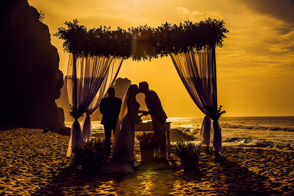 Casamento na praia no final da tarde