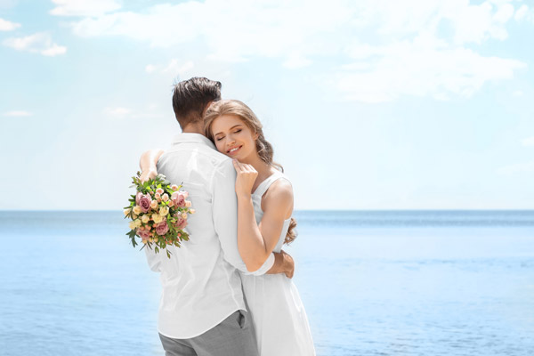 Traje do noivo casamento na areia da praia