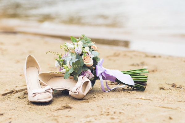 Casamento na praia: buquê e sapatos
