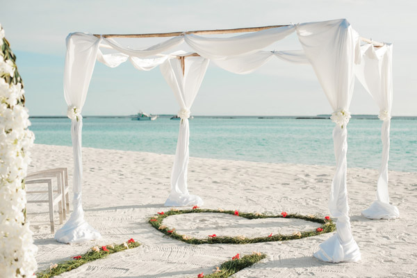 Casamento na praia de manhã