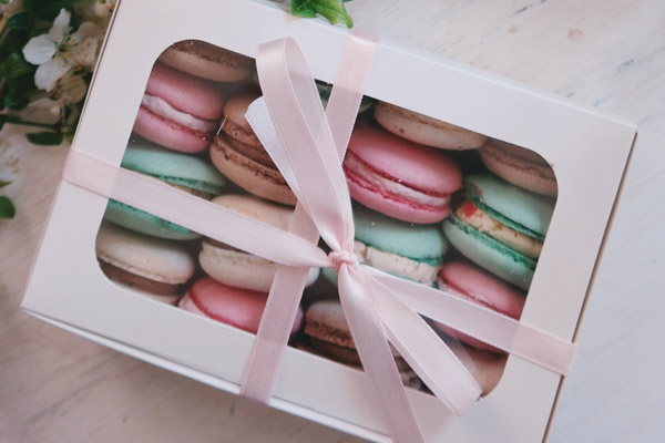 Caixa de macarons decorada com laço de fita