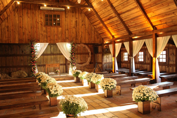 Decoração de cerimônia de casamento rústico