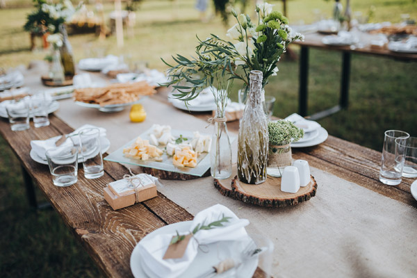 Decoração de mesa com ervas e folhagem