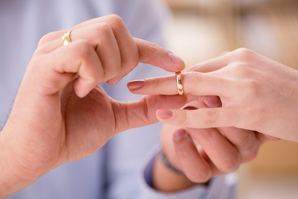 Foto: Noivos trocando alianças no casamento civil