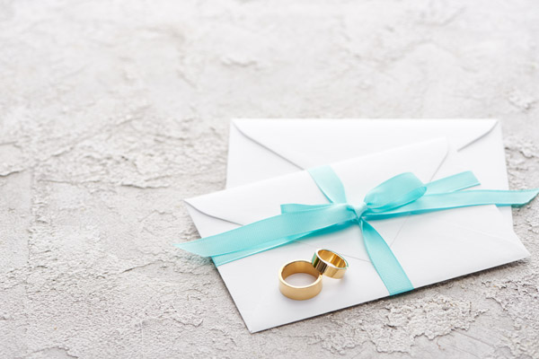Casamento romântico: Convites brancos com laço de fita azul