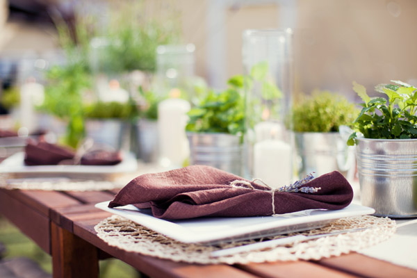 Decoração de mesa de casamento com ervas