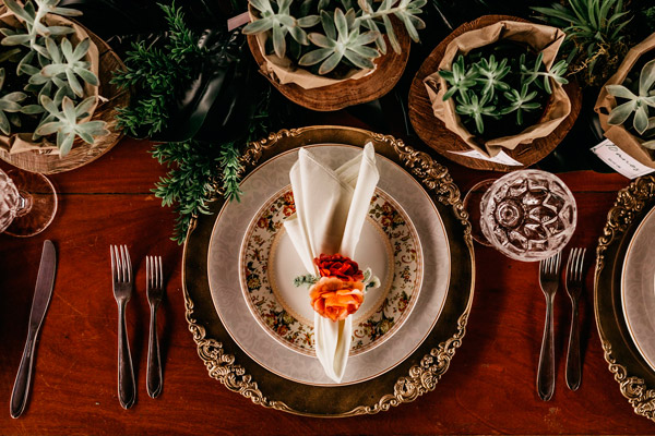 Decoração de mesa de casamento com suculentas