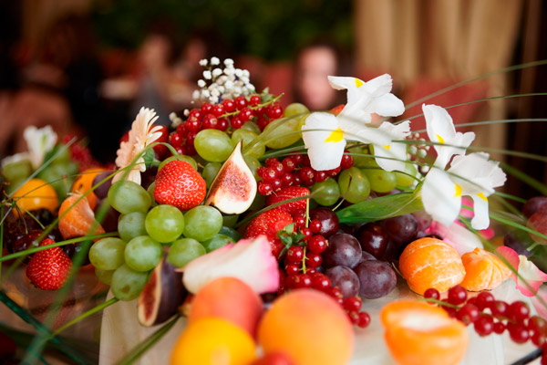 Decoração de mesa de casamento com frutas