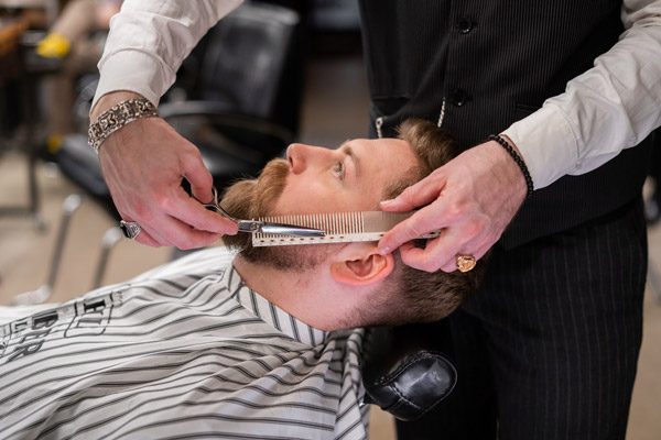 Noivo cortando a barba no salão