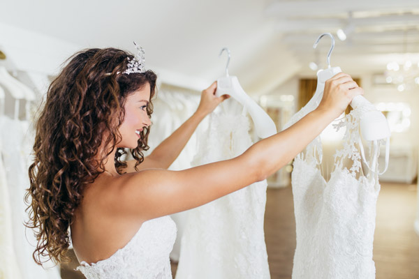 Noiva na loja escolhendo vestido