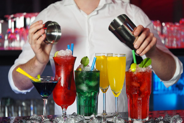 Bartender preparando drinks em casamento