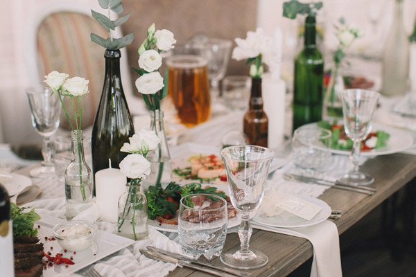 Mesa posta para festa de noivado em casa