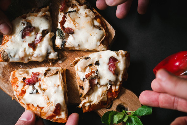 Festa de noivado com pizza em casa