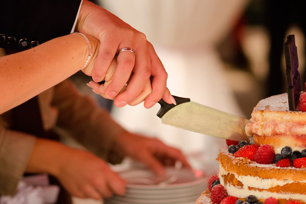 Noivos cortando o bolo de casamento