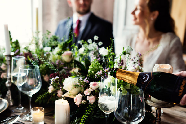 Noivos sentados à mesa durante a festa de casamento