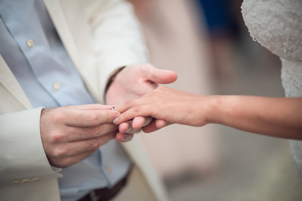 Noivos trocando alianças em cerimônia de casamento