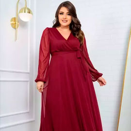 Vestido de festa plus size em tule com mangas longas