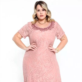 Vestido de festa rosê plus size com mangas curtas em renda