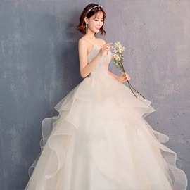 Vestido de noiva estilo princesa com babados