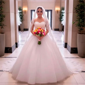 Vestido de noiva princesa com saia ampla e corpete de renda
