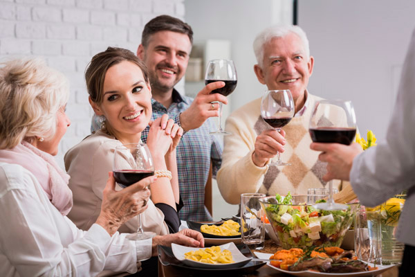 Almoço de noivado em casa com família reunida