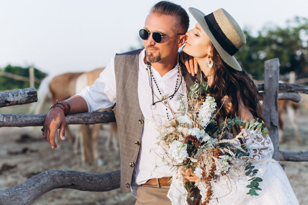 Casamento boho guirlanda de flores e violão