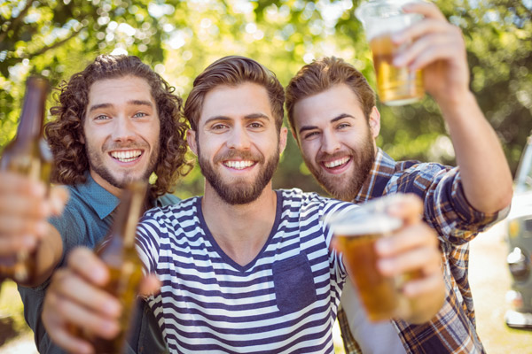 Amigos reunidos em festa de chá bar