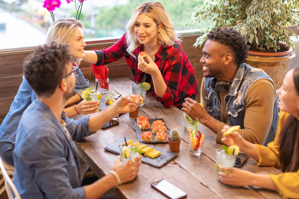 Chá de casa nova com amigos reunidos na varanda