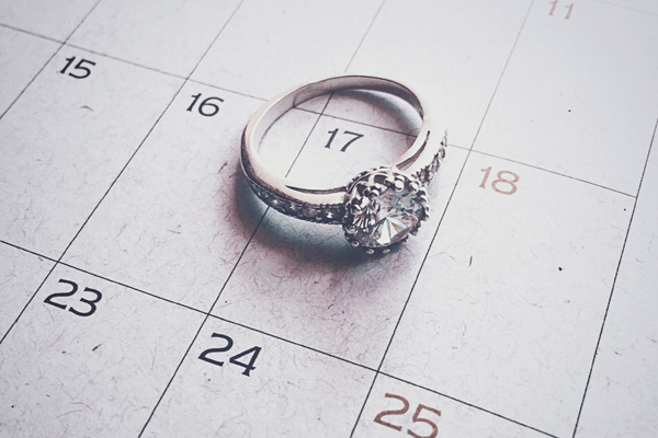 Noivos segurando as alianças de casamento