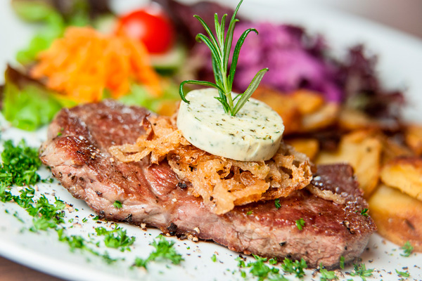 Prato de carne para servir em casamento