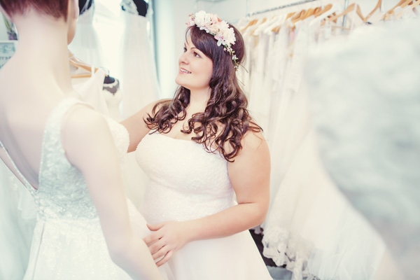 Noiva plus size escolhendo seu vestido na loja de noivas