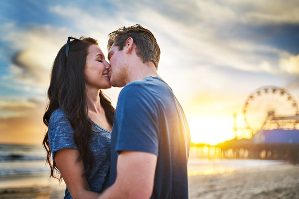 Namorados se beijando em parque de diversões