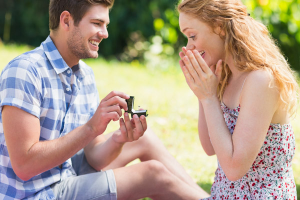 Namorada surpresa com pedido de casamento